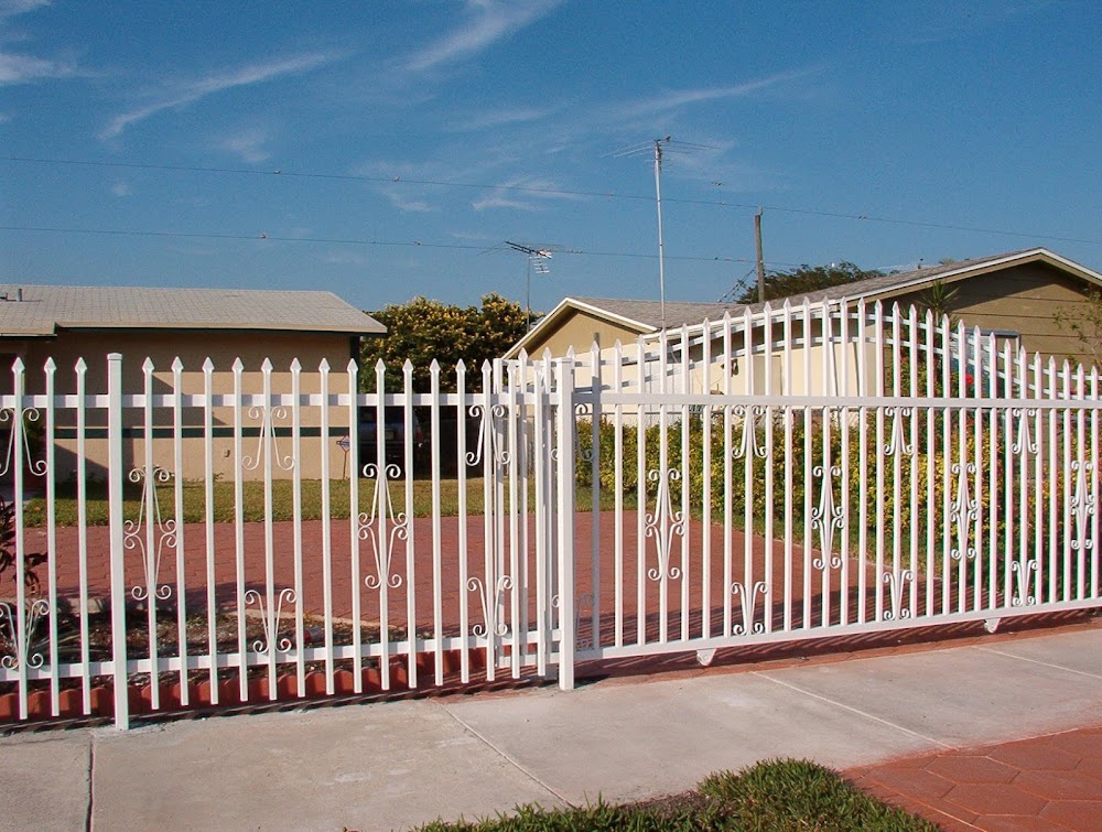 Roots Landscaping - Fence Contractor